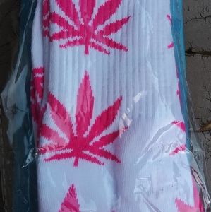 Pink and white 4*2*0 leaf socks